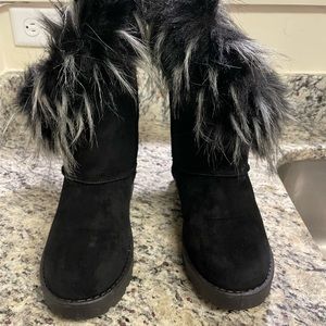 Size 8&1/2 black furry boots. Worn twice. No smoke home.